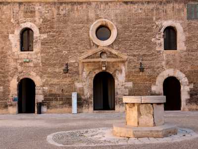 Alla nostra destra si trova anche l�ingresso alla piccola cappella che Bona Sforza dedic� a San Stanislao, protettore della Polonia di cui lei era regina